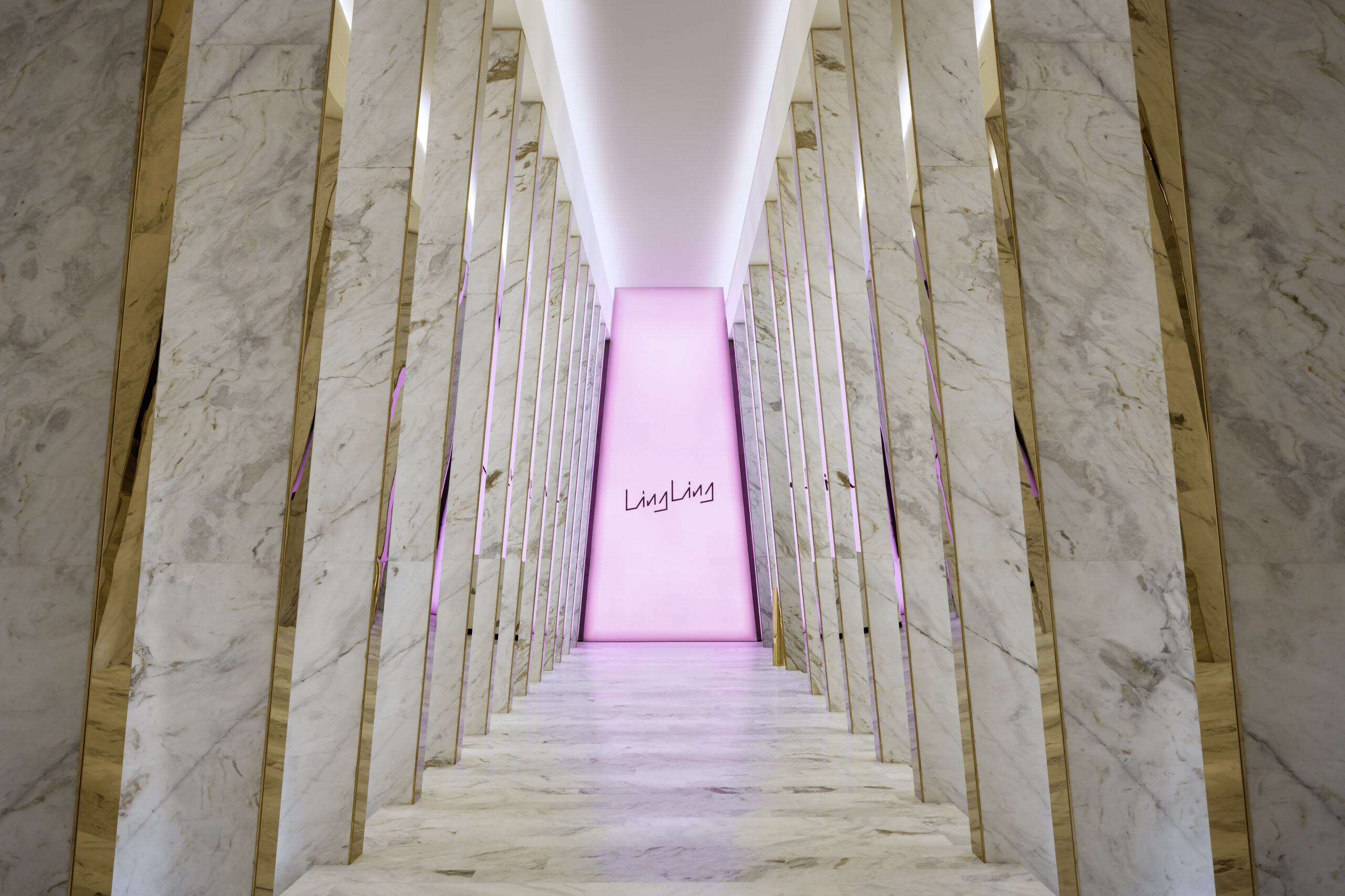 Ling Ling_Entrance no desk
